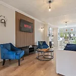 New Moseley 4 Bedrooms, Sleeps 9 Birmingham Solihull Parking Contractors-Nr Hs2-Nec-M42-M6 - Inquire To Book Arz Stays